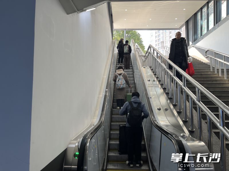 12月26日,长沙火车站西广场南过街地下通道4台全新自动电梯投入试运行,让往来行人的通行更加安全便捷。 12月26日,长沙火车站西广场南过街地下通道4台全新自动电梯投入试运行,让往来行人的通行更加安全便捷。