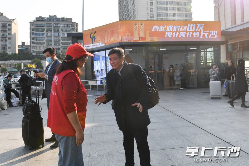 一名旅客正在问路。 一名旅客正在问路。