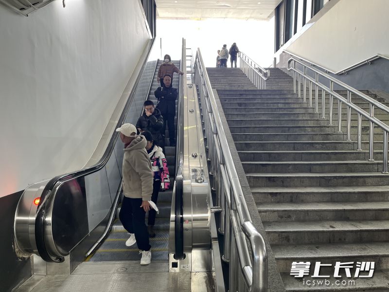 12月26日,长沙火车站西广场南过街地下通道4台全新自动电梯投入试运行。均为长沙晚报全媒体记者 陈焕明 通讯员 张雅 摄影报道 12月26日,长沙火车站西广场南过街地下通道4台全新自动电梯投入试运行。均为长沙晚报全媒体记者 陈焕明 通讯员 张雅 摄影报道