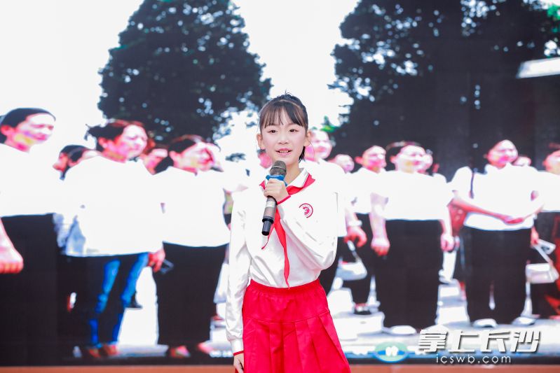现场少先队员凌千雅宣讲《一纸降书出芷江》，让历史教育与家国情怀深度融合。