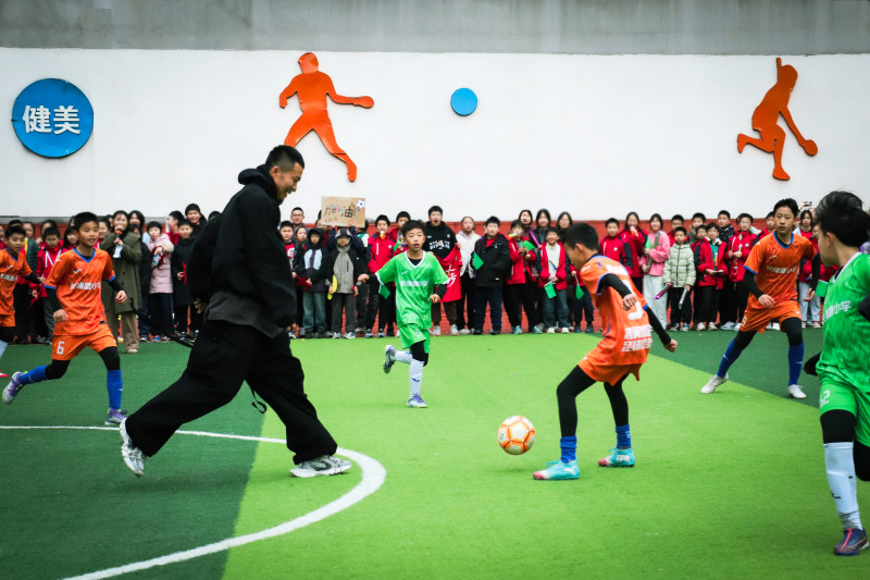 学长下场跟在校队员们切磋起来。