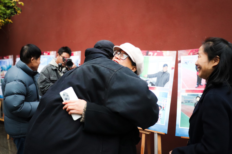 回到母校，足球健儿给当年的班主任一个深情的拥抱。长沙晚报通讯员 蓝剑 摄