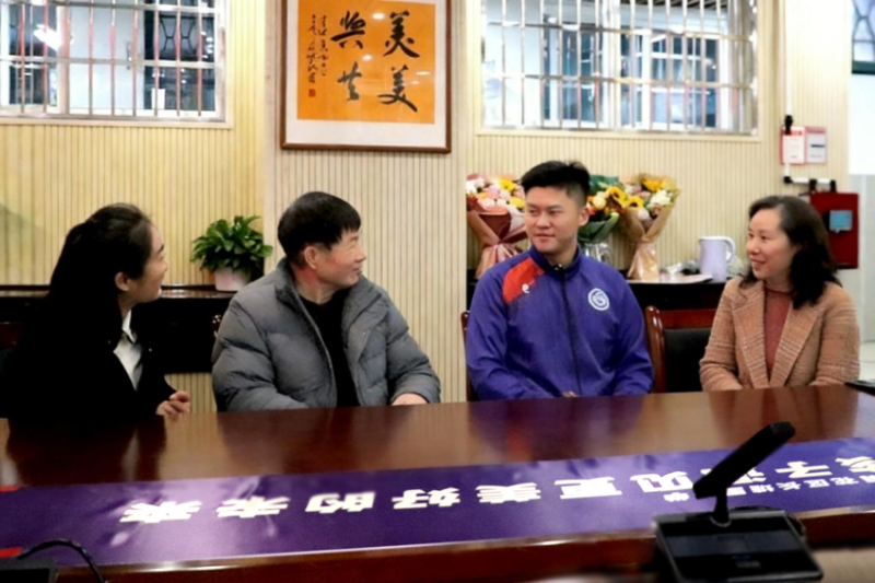 张华越和李海平教练（左二）、班主任张莉老师（右一）、学校党总支书记肖陈慧（左一）在一起叙旧。