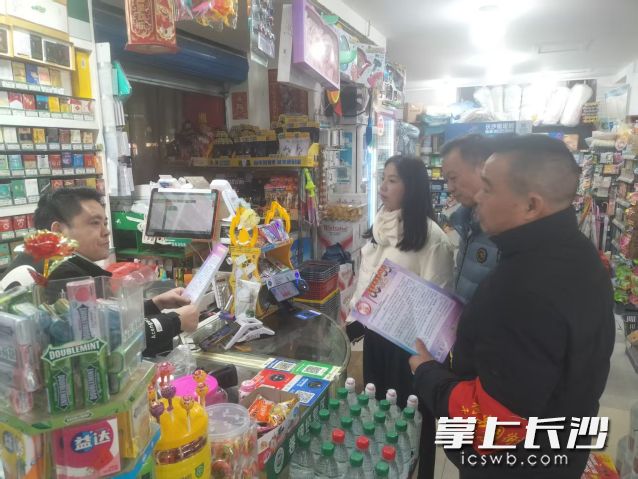 工作人员上门宣传安全知识。