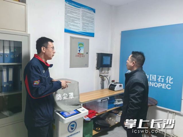 街道应急事务中心工作人员深入加油站、酒店等重点单位开展检查。