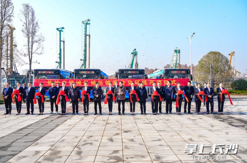 12月26日上午，W237路城区健康公交环线开通，有效串联沿线社区，方便居民就医。