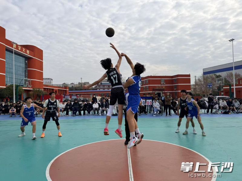 赛场上,运动员们挥洒汗水,每球必争。 均为通讯员供图 赛场上,运动员们挥洒汗水,每球必争。 均为通讯员供图