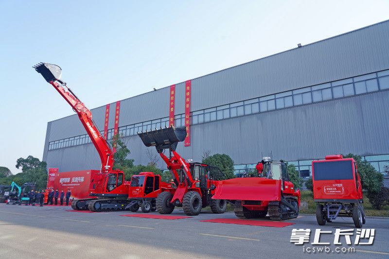 山河智能正式推出国内首创的“智能遥控推土机+智能遥控挖掘机+智能遥控装载机”成套装备及协同解决方案。均为长沙晚报通讯员尹靖供图