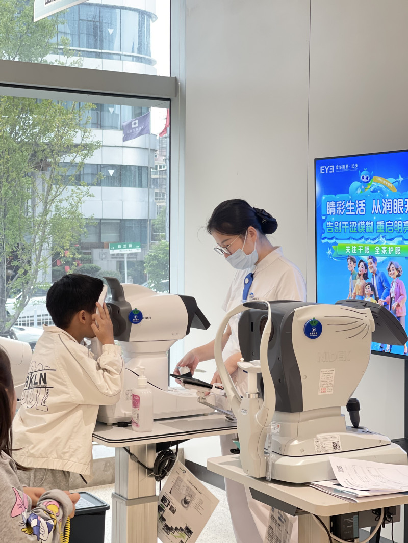 一名儿童正在检查视力。定期进行眼健康体检，可以有效管理儿童近视问题。受访者供图