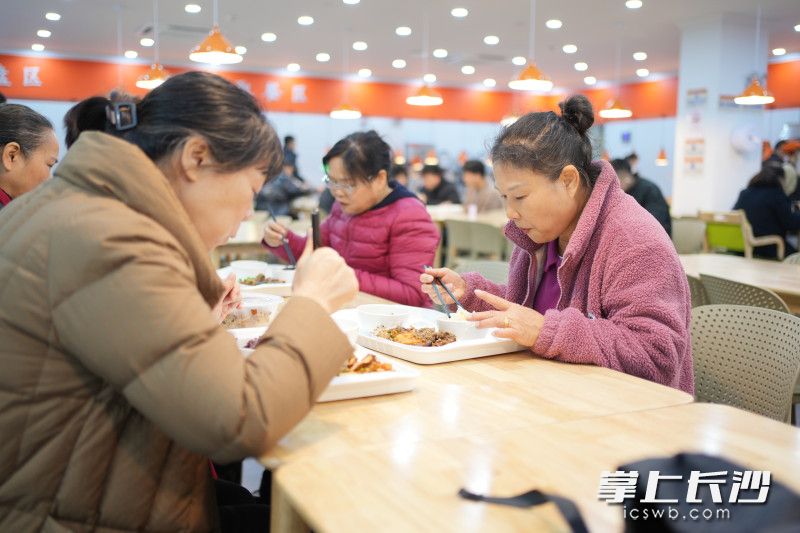 每天中午，都有众多老年人和附近居民以及上班族前来就餐。长沙晚报全媒体记者 何文瑞 摄