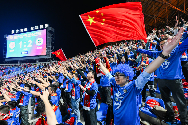 “湘超”联赛期间，各赛区球票十分畅销，“秒空”渐成常态。长沙晚报全媒体记者 余劭劼 黄启晴 摄影报道