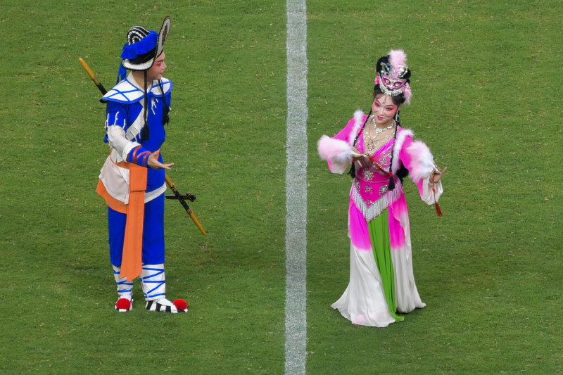 9月7日，2025“湘超”联赛开幕式现场，绿茵场上演出湖南花鼓戏《刘海砍樵》，网友纷纷点赞。长沙晚报全媒体记者 黄启晴 邹麟 王志伟 余劭劼 摄影报道