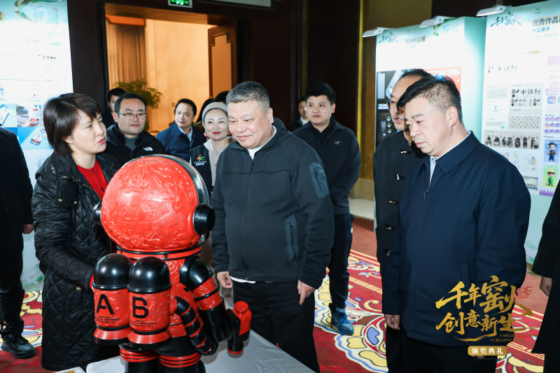 活动开始前，陈刚一行参观评委名家特邀作品暨大赛成果专题展。 均为长沙晚报全媒体记者盛磊摄