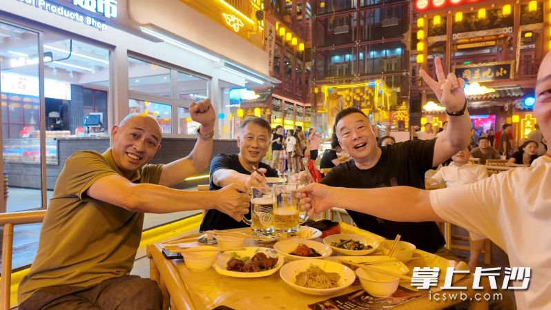 球迷在“第二现场”庆祝欢呼。 长沙晚报通讯员 范雯 摄