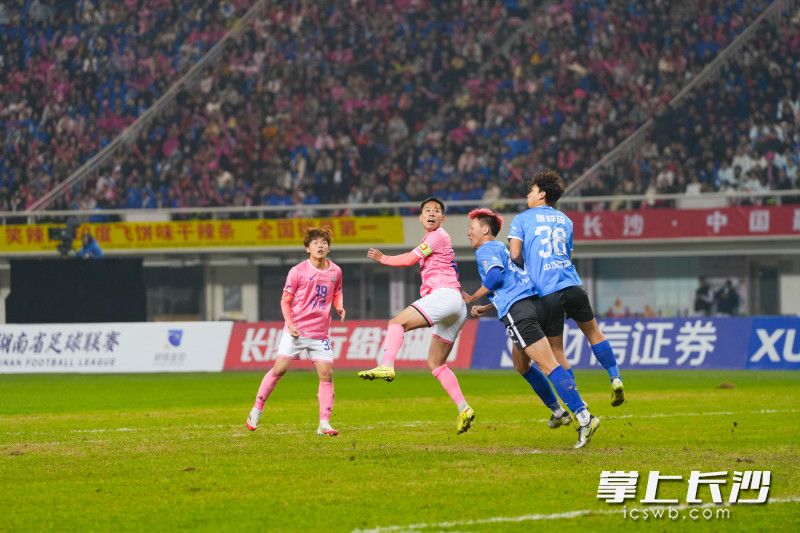 双方队员在场上奋力拼抢。