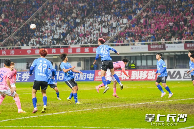 双方队员在场上奋力拼抢。