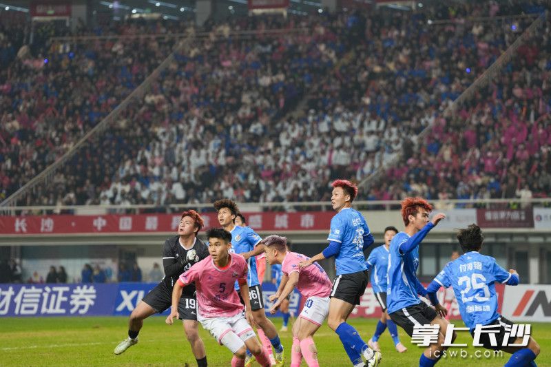 双方队员在场上奋力拼抢。