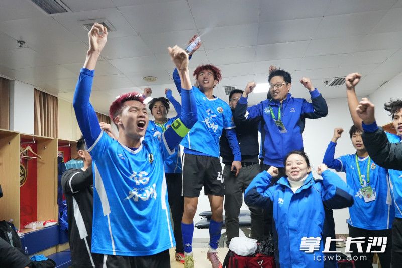 永州队获得冠军后在更衣室庆祝。