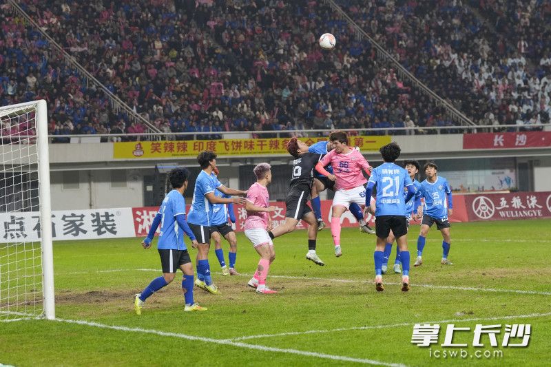 双方队员在场上奋力拼抢。