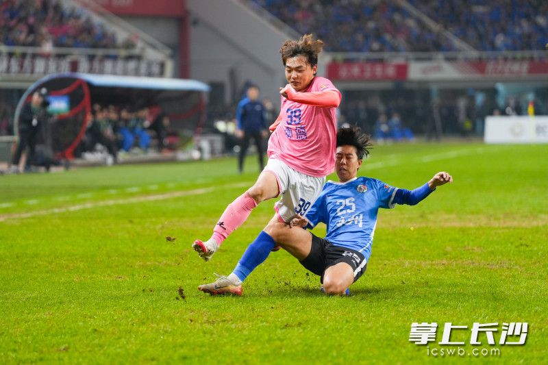 双方队员在场上积极拼抢。