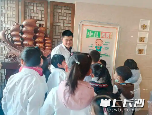 东方红街道社区卫生服务中心举办中医药文化节、“小小中医”等活动，让中医更好地服务人们的健康需求。