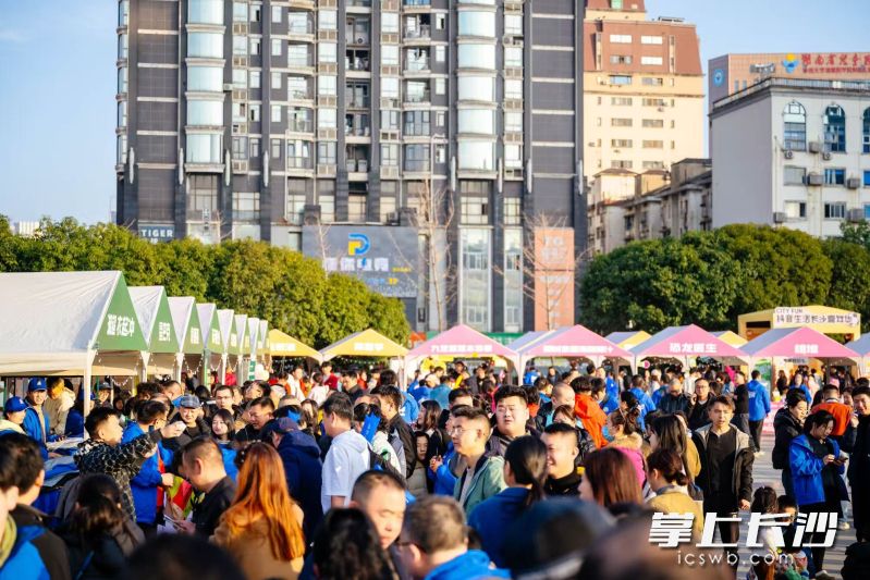 “湘超当燃 长沙好礼”主题市集搬进贺龙体育场东广场。