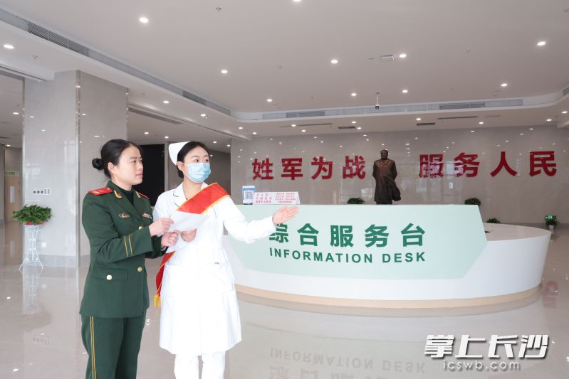 导诊人员为部队人员进行引导。图片均为长沙晚报全媒体记者 李金 摄