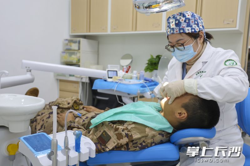牙科医师为部队患者进行贴心诊疗。