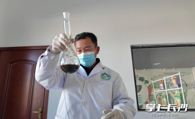 中韵生物工作人员对刚刚下线的产品进行成分化验。 均为长沙晚报全媒体记者 孙占锋 摄