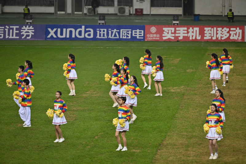 长沙市啦啦操运动协会受邀担纲“湘超”决赛暖场、中场、闭幕三项环节表演，表演人员以整齐动作与活力姿态为“湘超”添彩。