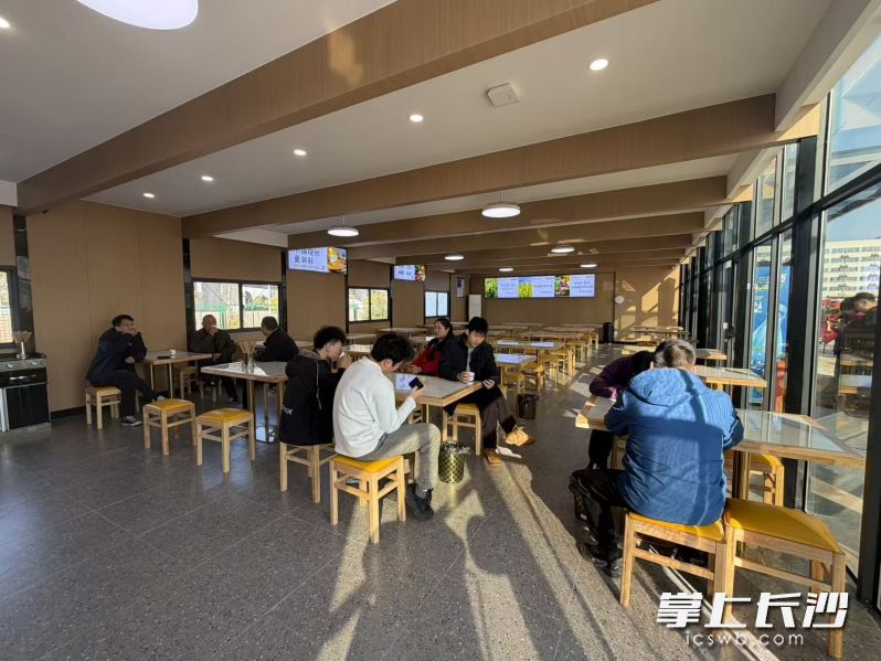 不少网约车司机正在长沙机场网约车蓄车场休息候客。