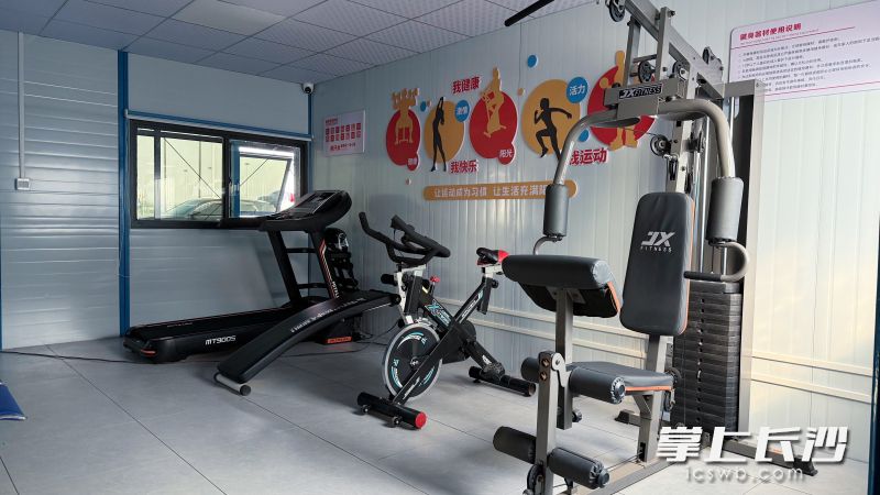 长沙机场网约车蓄车场内配备了多项设备，保障司机工作和休息需求。