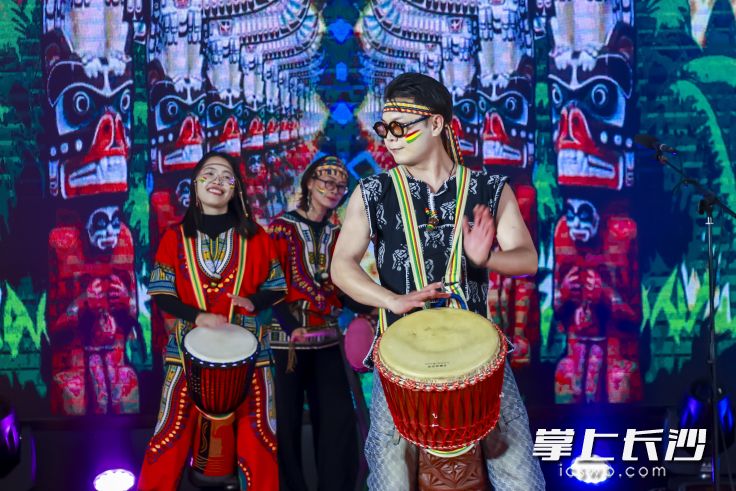 长沙市青年夜校举办迎新年风采展示活动，图为青年夜校师生在表演节目。均为市青少年宫供图