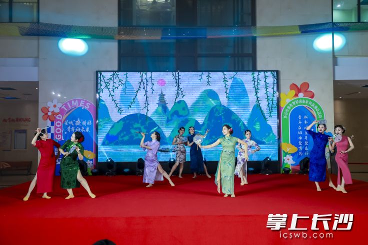 长沙市青年夜校举办迎新年风采展示活动，图为活动现场。
