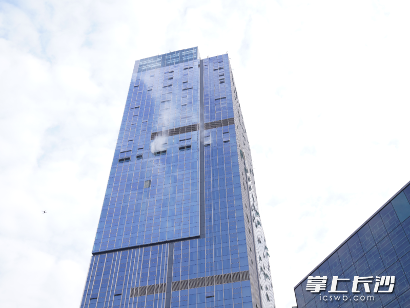 作为雨花区140栋高层建筑中的典型代表,此次演练场地星城1号公寓楼地上33层、地下3层,建筑高度达138米。 均为长沙晚报通讯员高兴摄 作为雨花区140栋高层建筑中的典型代表,此次演练场地星城1号公寓楼地上33层、地下3层,建筑高度达138米。 均为长沙晚报通讯员高兴摄