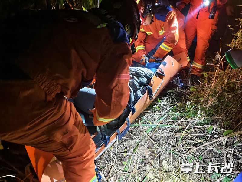 消防员正在营救被困男子。长沙晚报通讯员 王磊 摄