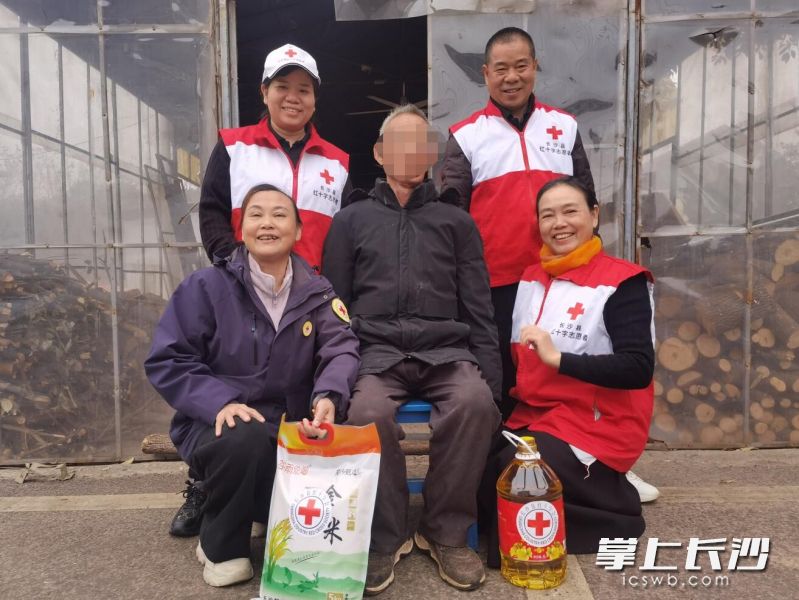 志愿者们不仅为老人送去了生活物资，还陪他聊天拉家常。