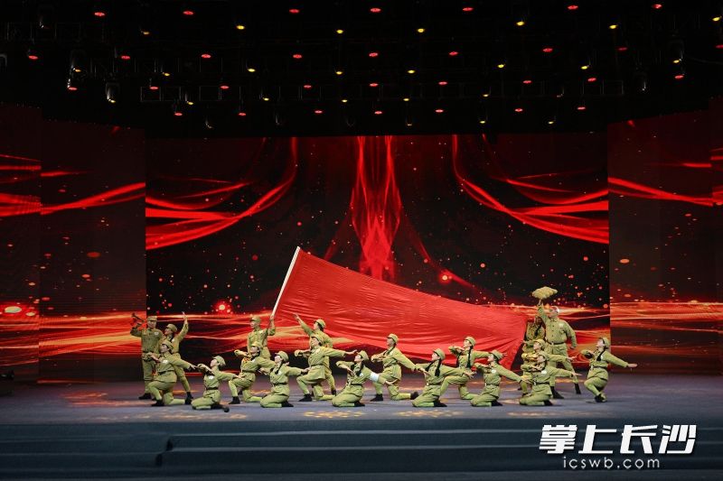 “银龄舞集”湖南站舞蹈展演。