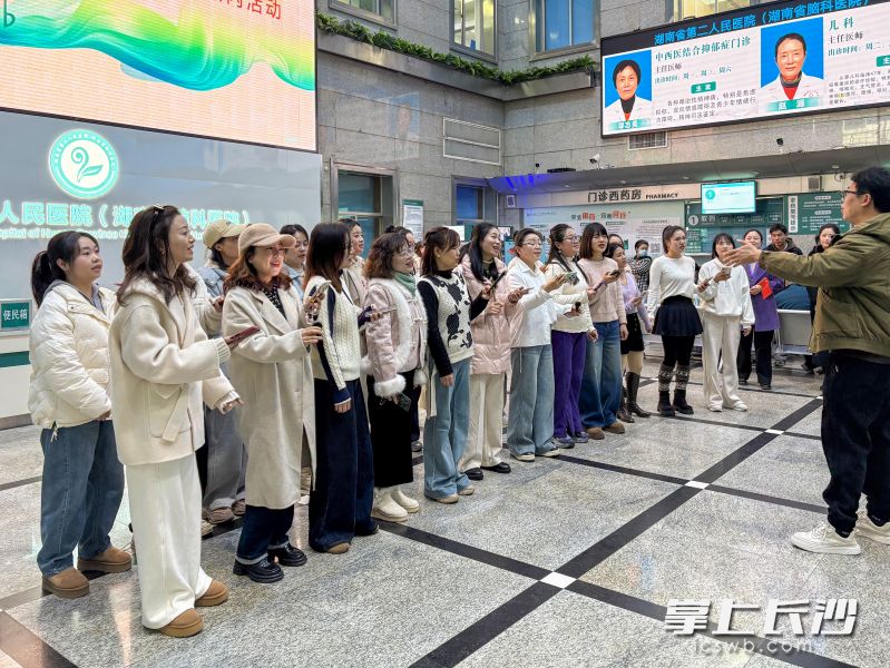 音乐快闪为忙碌的门诊大厅增添了别样的温暖与感动。均为长沙晚报全媒体记者何文瑞摄