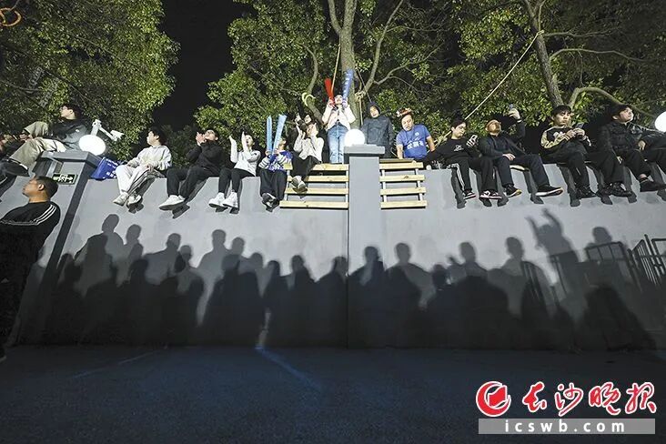 10月26日晚，永州主场，持“挂票”“砖票”的球迷在观看比赛。黄启晴 摄