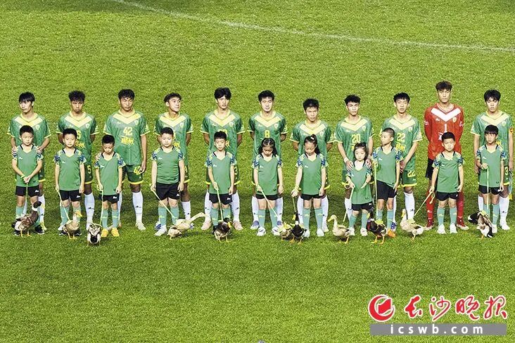 9月13日，郴州队主场，当球员们雄赳赳气昂昂地准备入场时，身边牵着他们的小球童，人手一只临武鸭。图源：长沙晚报