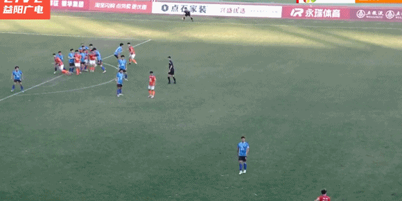 益阳队15号吴思江外脚背撩射。“湘超”直播截图