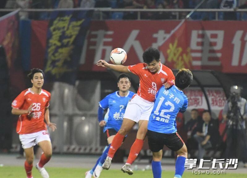 10月17日晚，“湘超”联赛第六轮，湘潭队在主场迎战株洲队。王志伟 摄