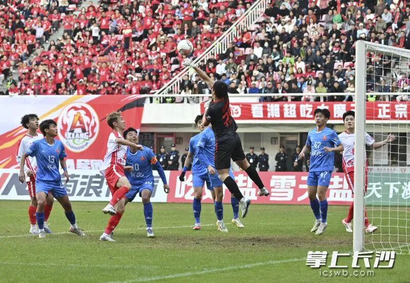 11月29日下午，“湘超”联赛第12轮，长沙队主场迎战怀化队。图为怀化队门将门前解围。余劭劼 摄
