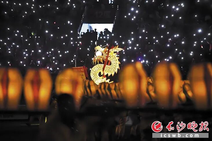 10月19日晚，“湘超”联赛张家界主场迎战长沙，赛前由慈利县板板龙灯协会表演的国家级非物质文化遗产项目板板龙灯光秀，为“湘超”对决更添一分火热。图源：长沙晚报