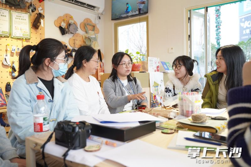 被选为“一日店长”的志愿者们正在讨论着商店的日常运营。