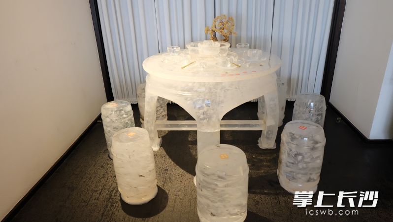 天然水晶矿标营造别具一格的主题用餐场景。