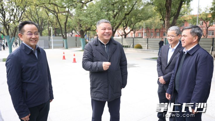 市政协主席陈刚（中）前往烈士公园调研“馆园融合”工作。 长沙晚报全媒体记者 盛磊 摄