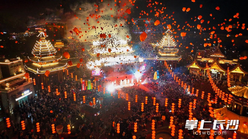 天灯祈愿仪式。