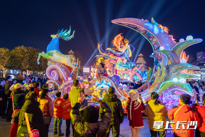 国潮瑞兽大巡游。